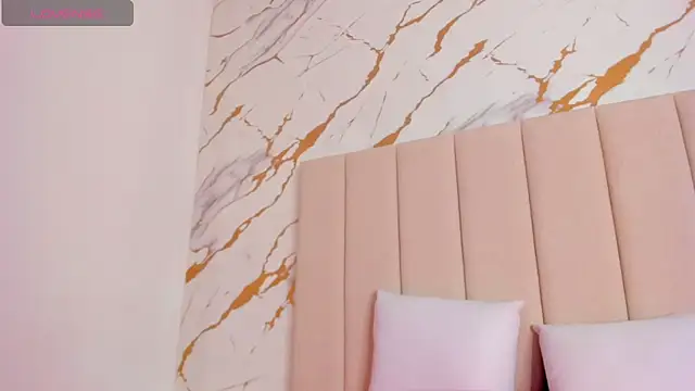 aggy castel online show from April 4, 1:06 pm