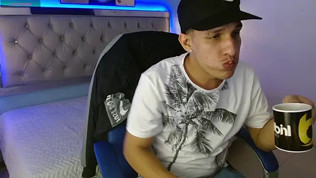 Snapshot of Jheidertwink chatting on February 15, 3:52 am Jheidertwink online show from February 15, 3:52 am