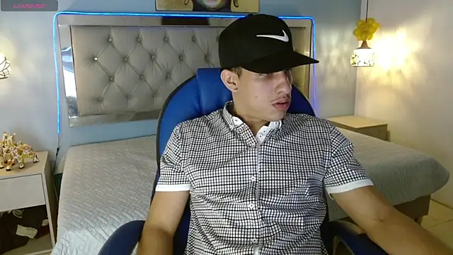 Snapshot of Jheidertwink chatting on February 9, 3:32 am Jheidertwink online show from February 9, 3:32 am