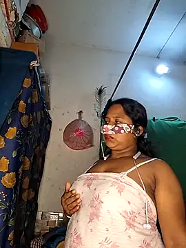 Snapshot of Real_Desi_Couple chatting on June 26, 5:52 pm Real Desi Couple online show from June 26, 5:52 pm