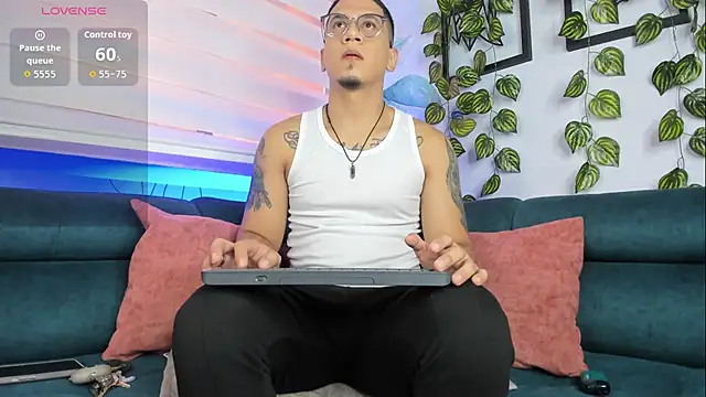 JoshMillerr  online show from April 18, 7:51 pm