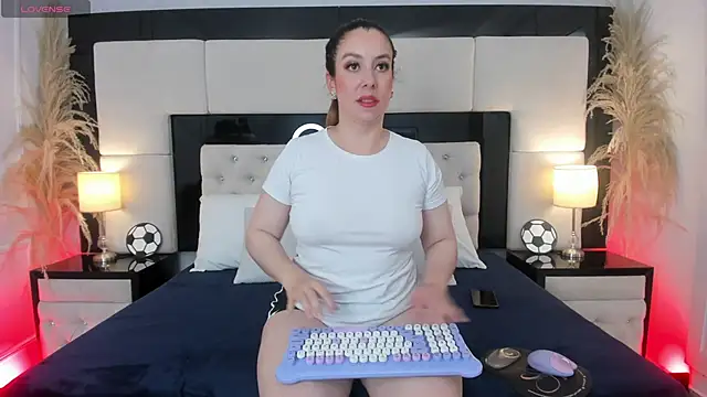 CarlaRossi  online show from May 6, 7:18 pm