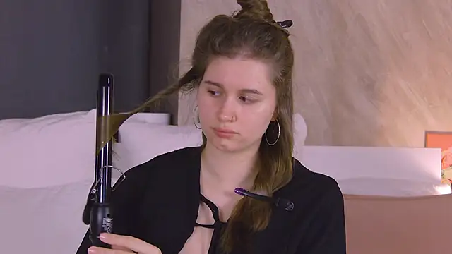 EllieHayes online show from March 12, 9:30 pm