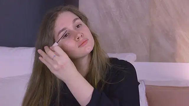 EllieHayes online show from April 4, 10:16 pm