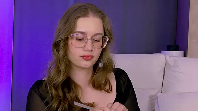 Snapshot of EllieHayes chatting on June 20, 1:27 pm EllieHayes online show from June 20, 1:27 pm