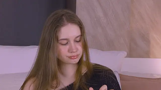 EllieHayes online show from April 9, 10:05 pm