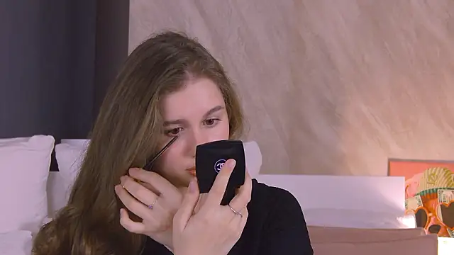 EllieHayes online show from March 11, 9:09 pm