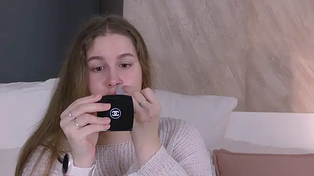 EllieHayes online show from April 18, 12:02 am