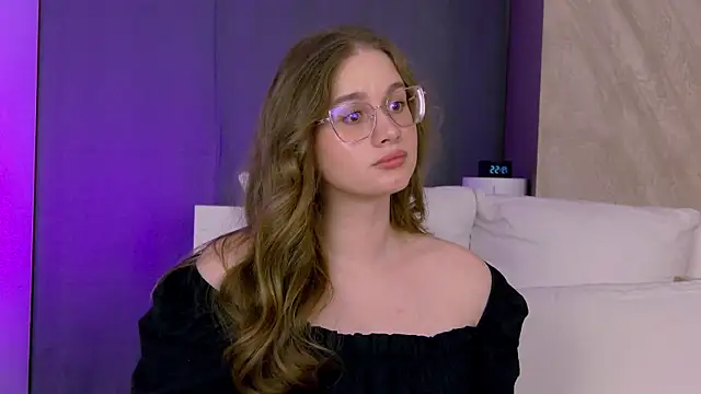 Snapshot of EllieHayes chatting on June 19, 4:57 pm EllieHayes online show from June 19, 4:57 pm