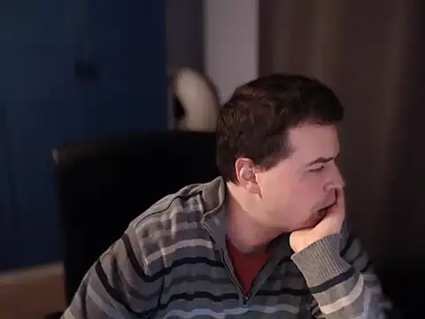 Snapshot of CuteMan33 chatting on October 31, 11:44 pm CuteMan33 online show from October 31, 11:44 pm