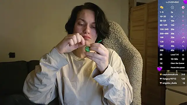 esajukyy online show from March 4, 3:42 pm