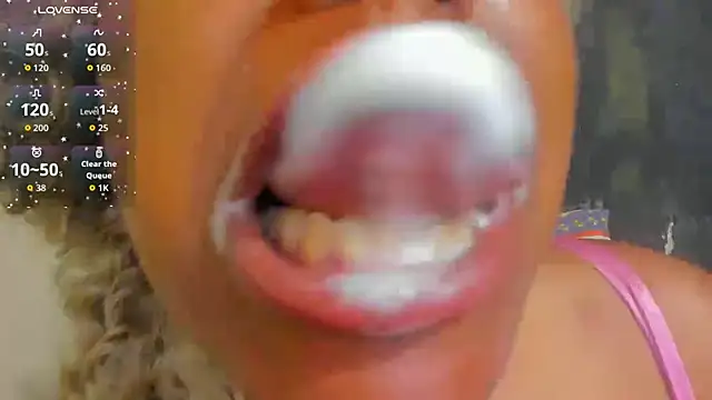 Snapshot of KamariaFyre chatting on July 12, 1:01 pm KamariaFyre online show from July 12, 1:01 pm