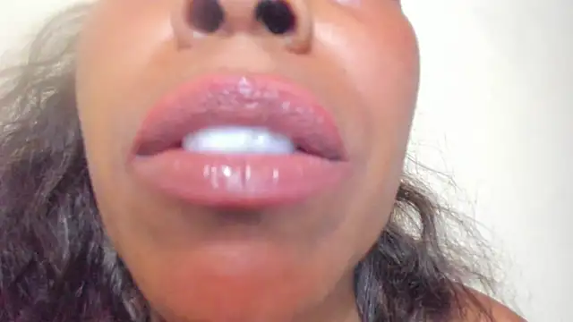 Snapshot of KamariaFyre chatting on March 7, 9:40 am KamariaFyre online show from March 7, 9:40 am
