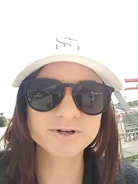 Snapshot of Samira-Summer chatting on March 13, 10:47 am Samira-Summer online show from March 13, 10:47 am