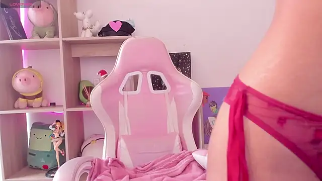 KatieSimpson  online show from December 10, 2:50 pm