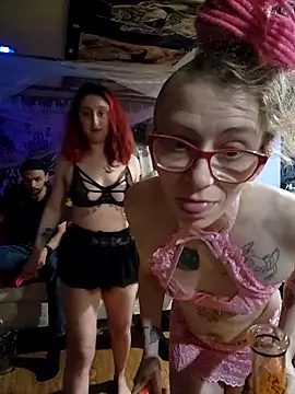 Snapshot of Stonermama666420 chatting on March 22, 3:52 am Stonermama666420 online show from March 22, 3:52 am