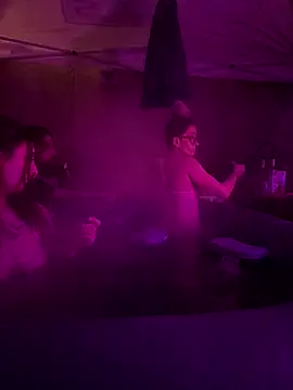 Snapshot of Stonermama666420 chatting on December 15, 4:40 am Stonermama666420 online show from December 15, 4:40 am