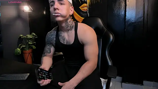 Snapshot of Flynn_Riider chatting on November 19, 5:35 pm Flynn Riider online show from November 19, 5:35 pm