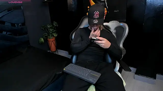 Snapshot of Flynn_Riider chatting on October 24, 5:34 pm Flynn Riider online show from October 24, 5:34 pm