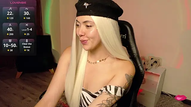 Snapshot of Aurora_Hotson chatting on November 11, 12:27 am Aurora Hotson online show from November 11, 12:27 am