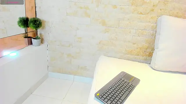 Snapshot of mia_roldan_ chatting on February 15, 7:39 pm mia roldan online show from February 15, 7:39 pm