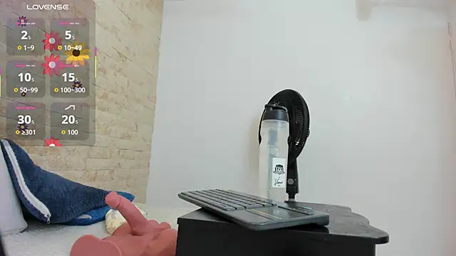 mia roldan  online show from November 15, 12:31 pm