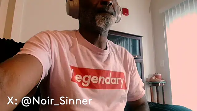 Snapshot of sinnernoir chatting on June 18, 11:59 am sinnernoir online show from June 18, 11:59 am