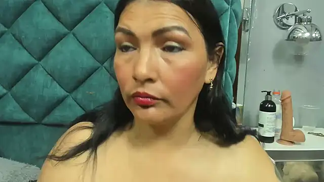 Snapshot of PENELOPELEWISs chatting on February 9, 3:26 am PENELOPELEWISs online show from February 9, 3:26 am