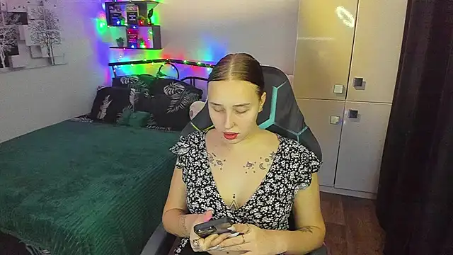 LinaTruly online show from February 4, 9:54 pm