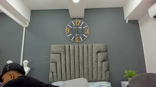 Snapshot of Robin_Rief chatting on May 9, 7:28 pm Robin Rief online show from May 9, 7:28 pm
