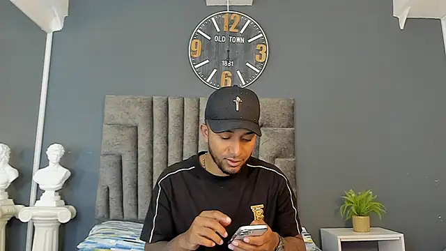 Snapshot of Robin_Rief chatting on May 18, 7:18 pm Robin Rief online show from May 18, 7:18 pm