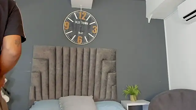 Snapshot of Robin_Rief chatting on June 11, 7:11 pm Robin Rief online show from June 11, 7:11 pm