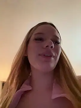 Snapshot of NicoleCut chatting on March 2, 12:20 am NicoleCut online show from March 2, 12:20 am