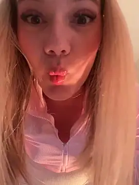 Snapshot of NicoleCut chatting on February 28, 11:03 am NicoleCut online show from February 28, 11:03 am