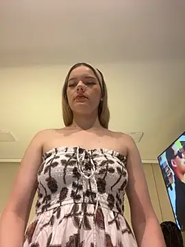 Snapshot of NicoleCut chatting on October 16, 10:45 am NicoleCut online show from October 16, 10:45 am