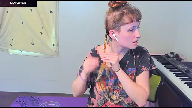 Snapshot of _hellostormy_ chatting on April 25, 5:21 pm hellostormy online show from April 25, 5:21 pm