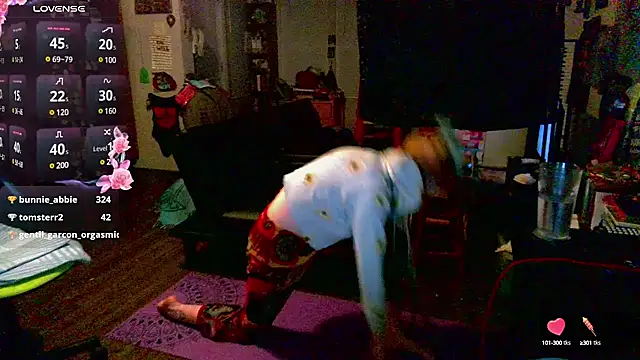 Snapshot of _hellostormy_ chatting on February 15, 4:25 am hellostormy online show from February 15, 4:25 am
