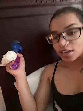 Snapshot of 1prettygem chatting on December 30, 1:47 pm 1prettygem online show from December 30, 1:47 pm