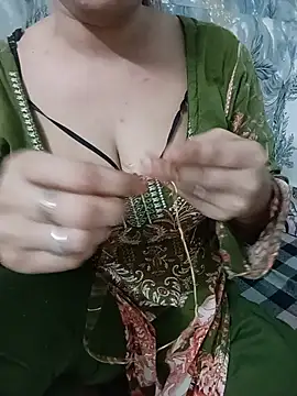 Snapshot of Haniya-143 chatting on July 10, 9:48 pm Haniya-143 online show from July 10, 9:48 pm
