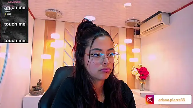 Snapshot of Ariana_Pierce chatting on March 6, 5:35 am Ariana Pierce online show from March 6, 5:35 am