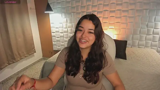 Snapshot of Ariana_Pierce chatting on September 28, 1:18 pm Ariana Pierce online show from September 28, 1:18 pm