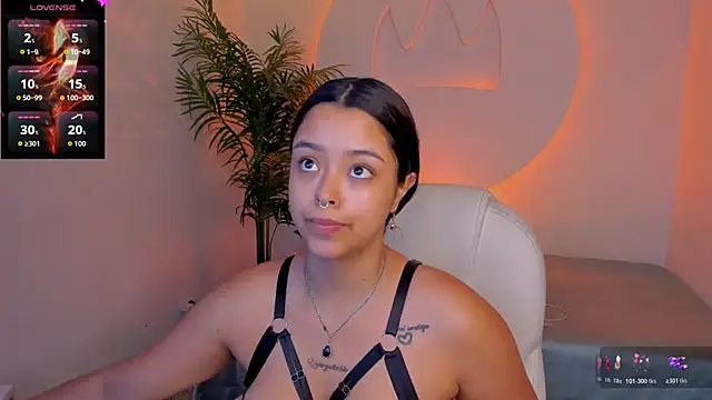Ariana Pierce online show from December 3, 1:43 pm