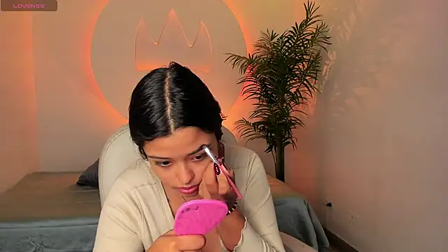 Ariana Pierce online show from November 28, 1:00 pm
