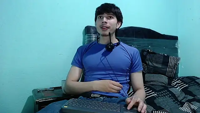 Snapshot of pervertsteens3 chatting on September 24, 5:19 pm pervertsteens3 online show from September 24, 5:19 pm