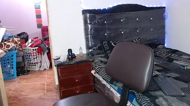 Snapshot of pervertsteens3 chatting on November 11, 9:09 pm pervertsteens3 online show from November 11, 9:09 pm