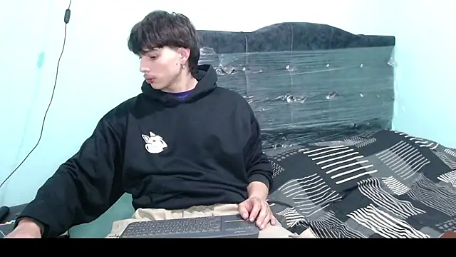 Snapshot of pervertsteens3 chatting on October 5, 3:08 am pervertsteens3 online show from October 5, 3:08 am