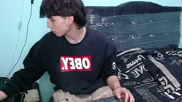 Snapshot of pervertsteens3 chatting on October 14, 7:20 am pervertsteens3 online show from October 14, 7:20 am