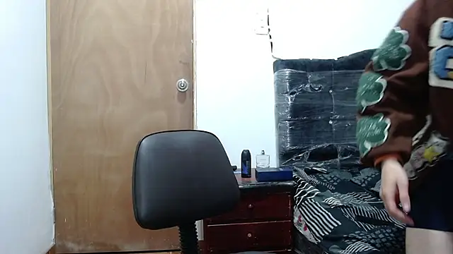 Snapshot of pervertsteens3 chatting on November 7, 7:13 am pervertsteens3 online show from November 7, 7:13 am