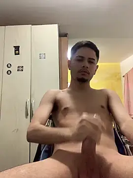 Snapshot of thguinho13 chatting on February 3, 8:24 pm thguinho13 online show from February 3, 8:24 pm