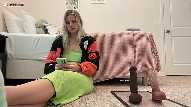 Snapshot of PaigePawg chatting on October 31, 3:52 pm PaigePawg online show from October 31, 3:52 pm